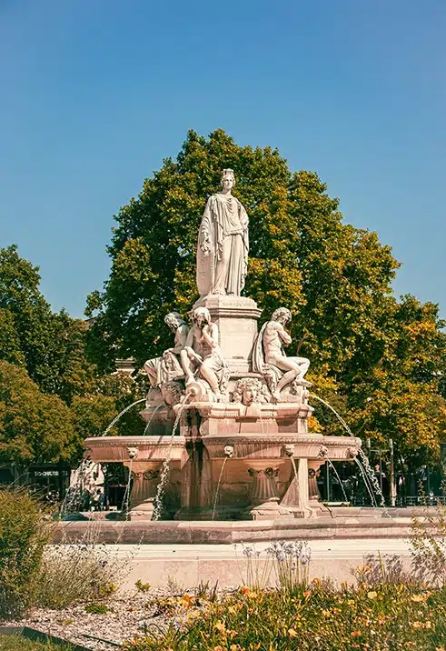 les toiles bleues de nimes statue